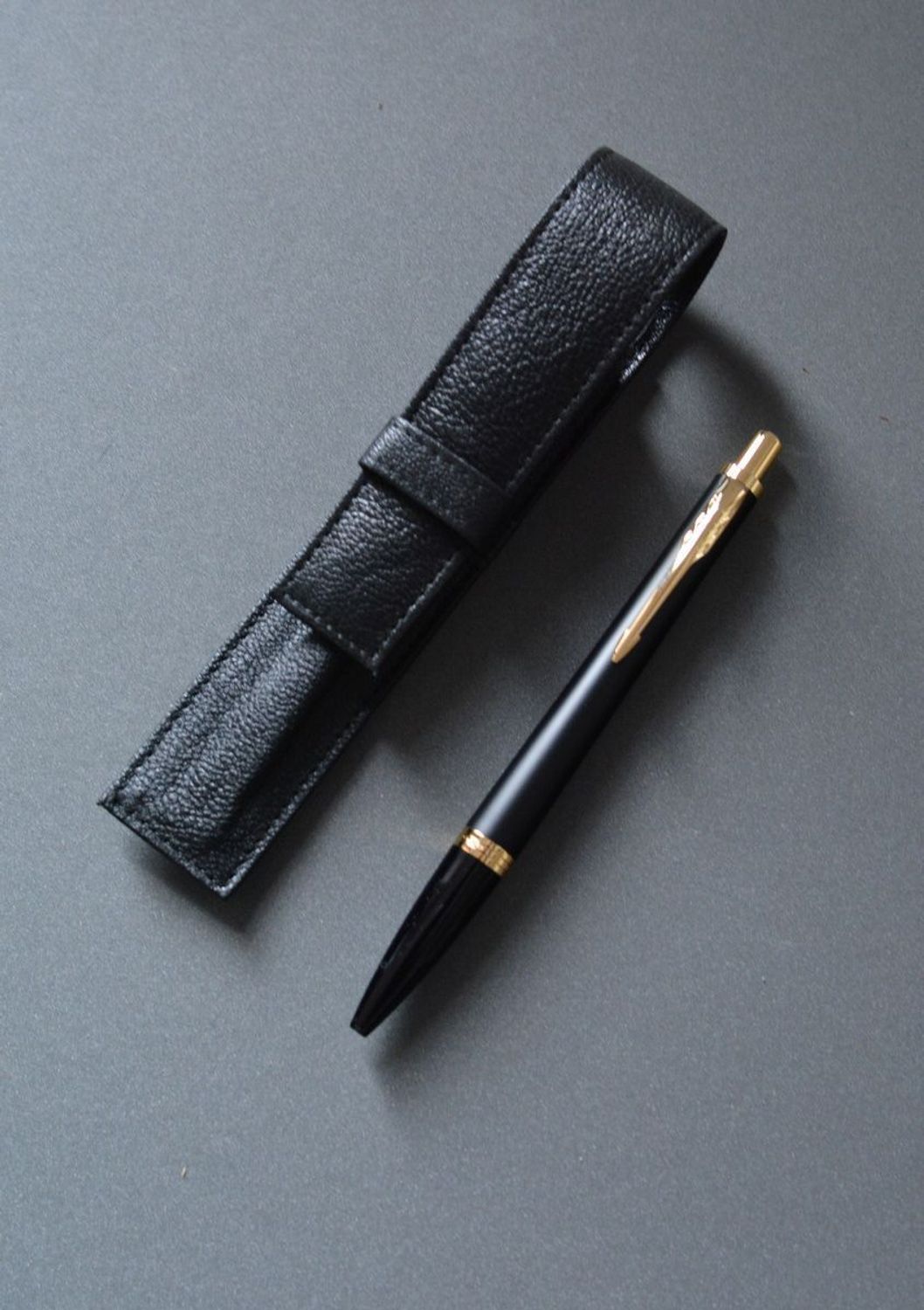 Parker Długopis Urban Czarno Złoty i czarne skórzane etui do długopisu 2093381✓  Prezent dla nauczyciela✓ Długopis Parker z dedykacją (2).JPG